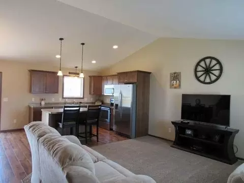 806 Calvert Dr, Bismarck, ND 58503 photo 3