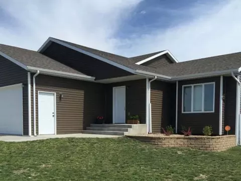806 Calvert Dr, Bismarck, ND 58503 photo 2