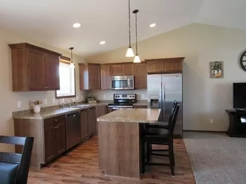 806 Calvert Dr, Bismarck, ND 58503 photo 4