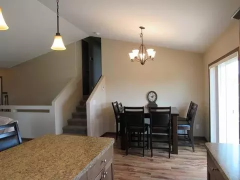 806 Calvert Dr, Bismarck, ND 58503 photo 9