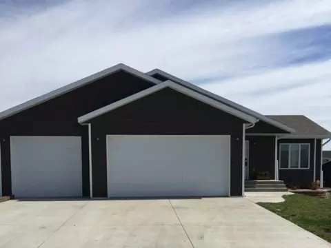 806 Calvert Dr, Bismarck, ND 58503 photo 1