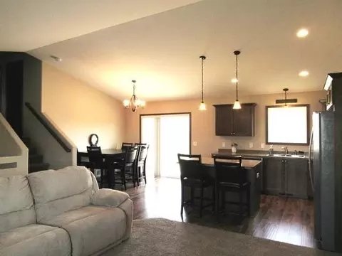 806 Calvert Dr, Bismarck, ND 58503 photo 5