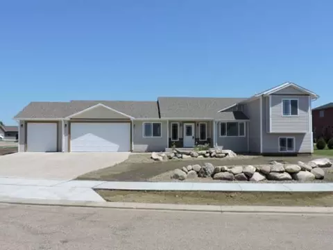 602 25th St SE, Mandan, ND 58554 photo 1