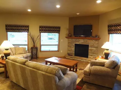 307 Baker Pl, Bismarck, ND 58504 photo 9