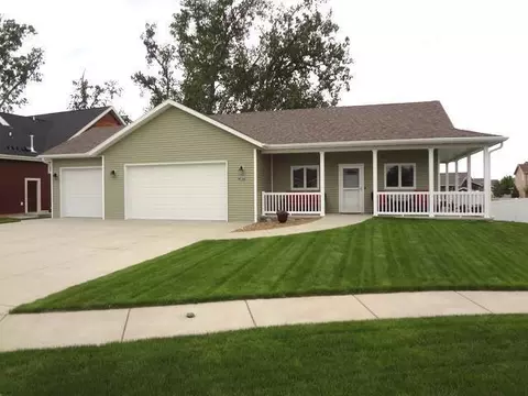 307 Baker Pl, Bismarck, ND 58504 photo 1