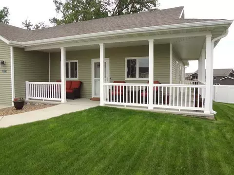 307 Baker Pl, Bismarck, ND 58504 photo 2
