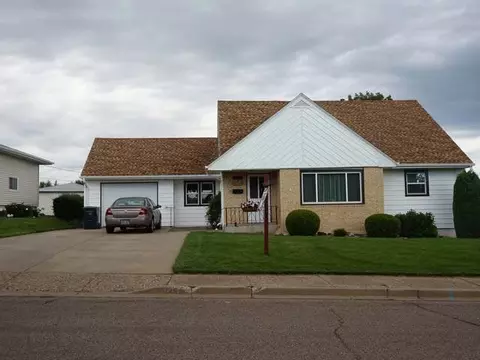 726 Custer Dr, Mandan, ND 58554 photo 1