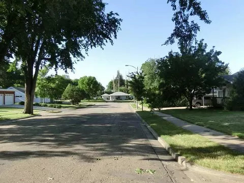 1304 Mohawk St, Bismarck, ND 58501 photo 2