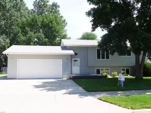 3141 Devon Dr, Bismarck, ND 58504 photo 1