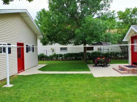 415 13th St S, Bismarck, ND 58504 photo 2
