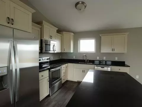 517 Fields Ct, Mandan, ND 58554 photo 5