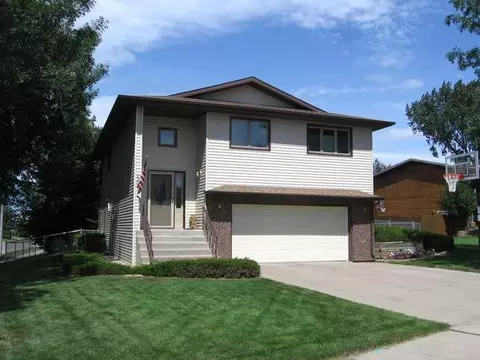 2304 Grant Dr, Bismarck, ND 58501 photo 1