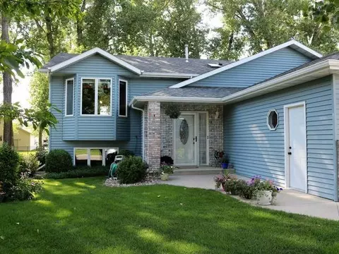 368 Napa Lp, Bismarck, ND 58504 photo 2