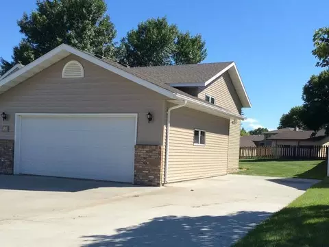 213 Calgary Ave, Bismarck, ND 58503 photo 2