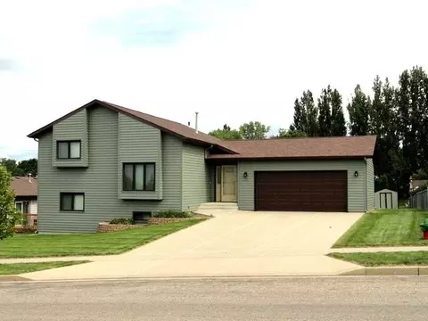 1708 8th Ave SE, Mandan, ND 58554 photo 1