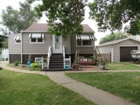 1207 1st St NW, Mandan, ND 58554 photo 1