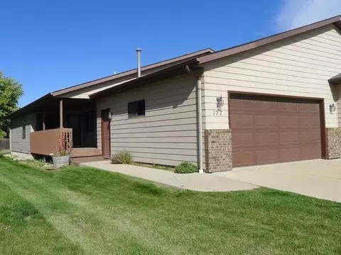 177 Stuttgart Dr, Bismarck, ND 58504 photo 3