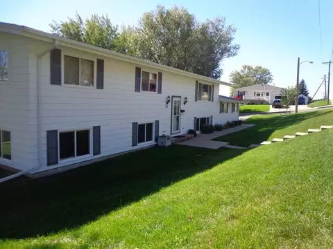 511 Division St NW, Mandan, ND 58554 photo 2