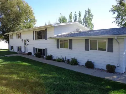 511 Division St NW, Mandan, ND 58554 photo 1