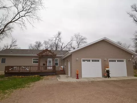 8530 Willow Rd, Mandan, ND 58554 photo 2