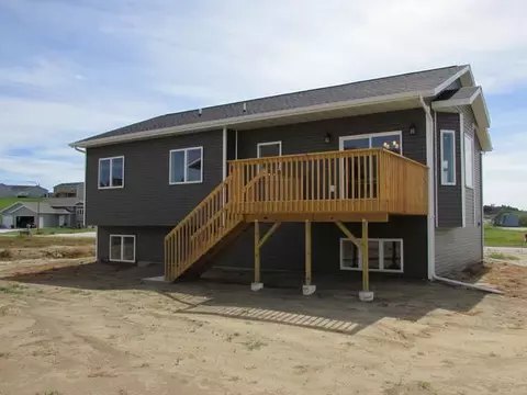 400 Fields Ct, Mandan, ND 58554 photo 2