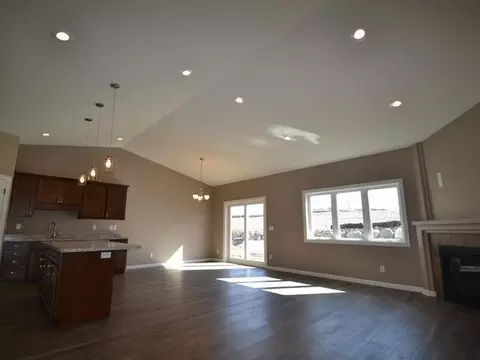 811 Bremner Ave, Bismarck, ND 58503 photo 4