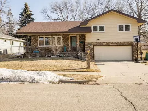 1315 Meredith Dr, Bismarck, ND 58501 photo 1