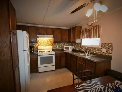 209 Deer St E, Mandan, ND 58554 photo 2