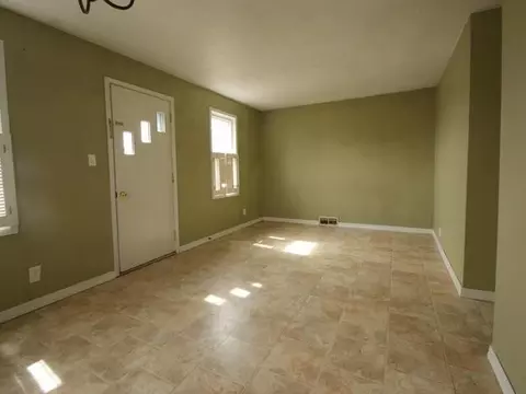 808 2nd St NE, Mandan, ND 58554 photo 2