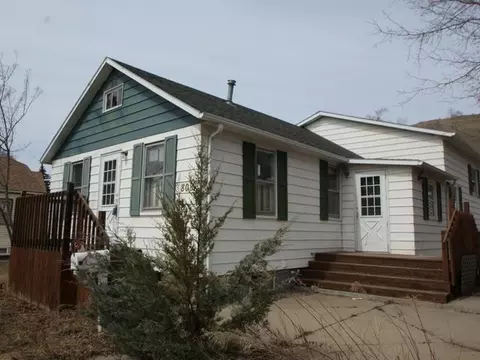 808 2nd St NE, Mandan, ND 58554 photo 1
