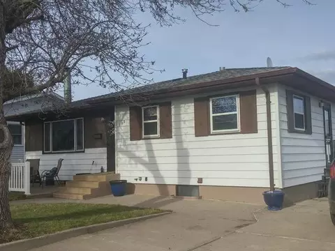 802 1st Ave NE, Mandan, ND 58554 photo 1