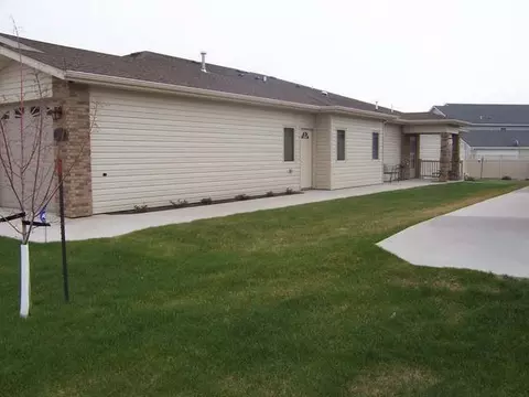 2502 Michael Ln SE, Mandan, ND 58554 photo 2