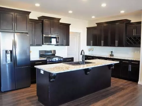 402 Cobblestone Lp, Mandan, ND 58554 photo 3
