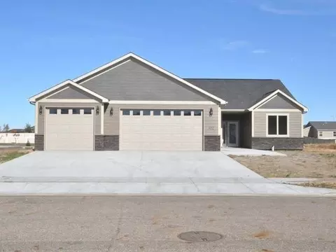 402 Cobblestone Lp, Mandan, ND 58554 photo 1