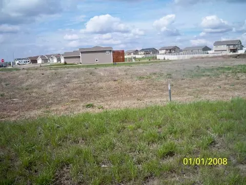 408 Cobblestone Lp, Mandan, ND 58554 photo 2
