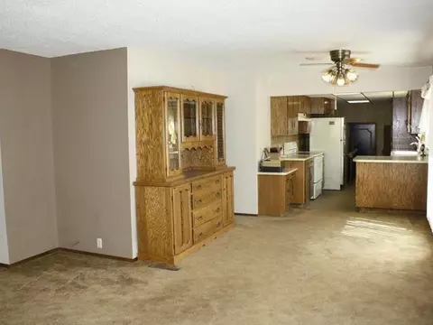 112 E Sycamore Ave, Linton, ND 58552 photo 2