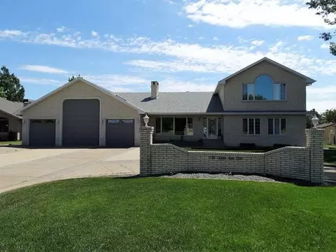 719 30th Ave SW, Dickinson, ND 58601 photo 1