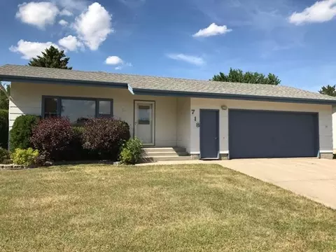 718 Wachter Ave E, Bismarck, ND 58504 photo 1