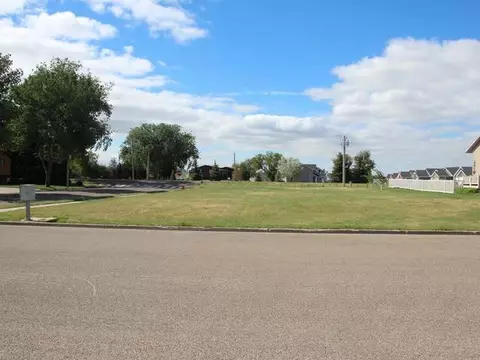 3301 Devon Pl, Bismarck, ND 58504 photo 2