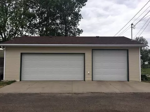 404 1st Ave NW, Mandan, ND 58554 photo 2