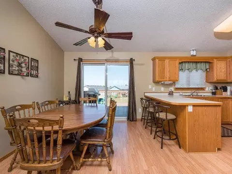 1007 Plainview Dr SE, Mandan, ND 58554 photo 4
