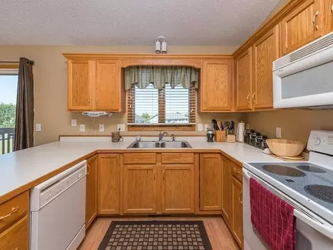 1007 Plainview Dr SE, Mandan, ND 58554 photo 2