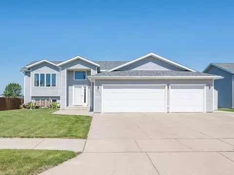 1007 Plainview Dr SE, Mandan, ND 58554 photo 1