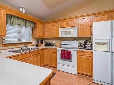 1007 Plainview Dr SE, Mandan, ND 58554 photo 3
