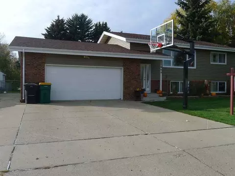 1608 Omaha Dr E, Bismarck, ND 58504 photo 1