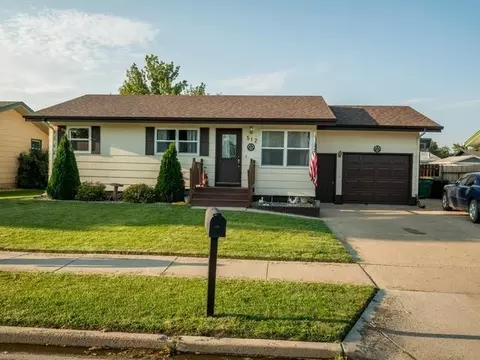 512 Denver Ave E, Bismarck, ND 58504 photo 1