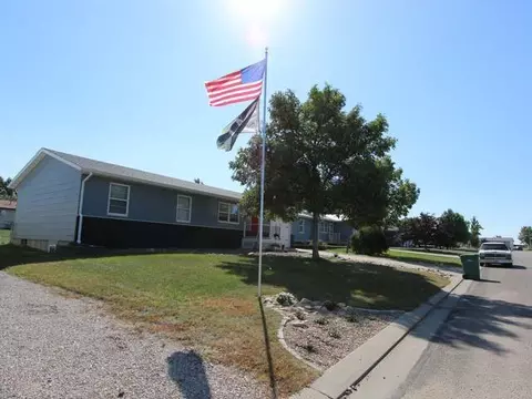 22 Custer Dr, Lincoln, ND 58504 photo 2