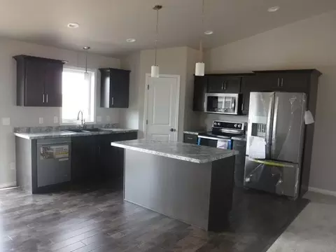 811 Keidel Trl, Mandan, ND 58554 photo 2