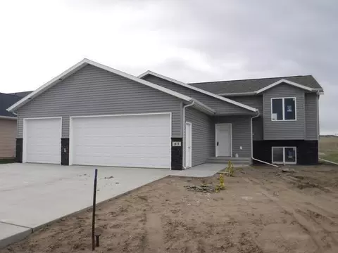 811 Keidel Trl, Mandan, ND 58554 photo 1