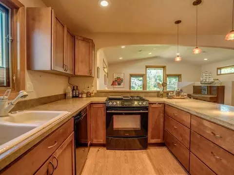 1225 E Coulee Rd, Bismarck, ND 58503 photo 4
